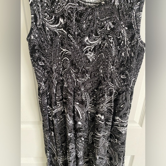 Croft & Borrow XL Scoop Neck Black/White Lightweight Midi Paisley Smocked Dress - Picture 4 of 6